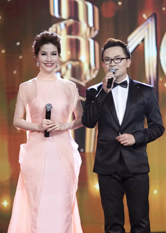 Loạt sự cố hy hữu để đời vừa gây cười, vừa gây sốc của sao Việt trên sóng truyền hình - Ảnh 4. Loạt sự cố hy hữu để đời vừa gây cười, vừa gây sốc của sao Việt trên sóng truyền hình - Ảnh 4.