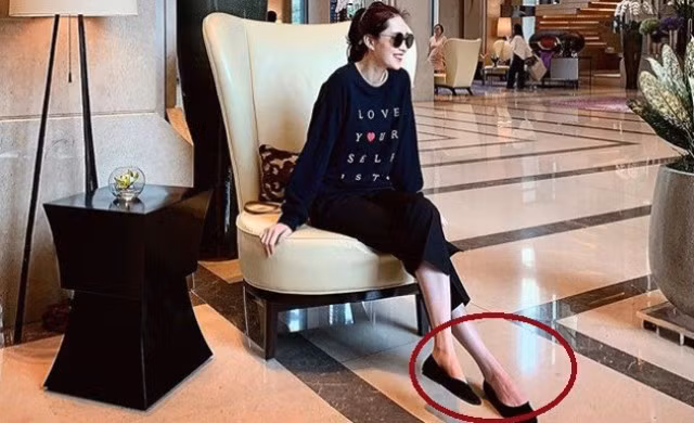 Chi tiết gây chú ý trong bức ảnh 15 phút 1000 lượt like của Hoa hậu Đặng Thu Thảo 