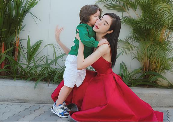 49343224_10213641445937522_2275209438442815488_n Chồng Tây vừa bị lộ danh tính, Elly Trần lại tiết lộ câu chuyện gia đình đầy bất ngờ-9