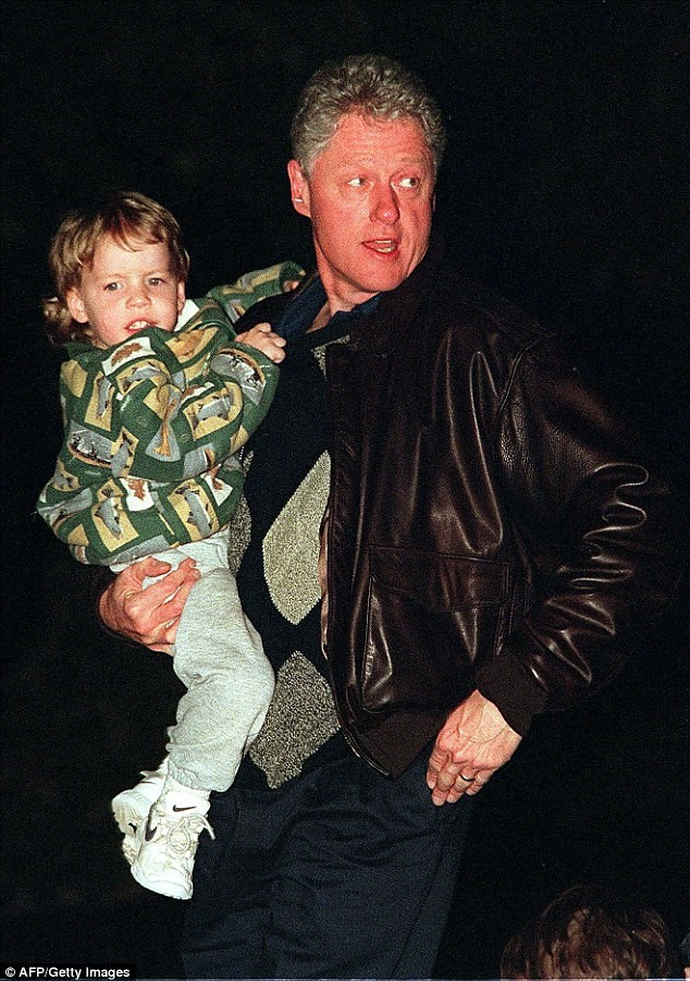 Chau cuu Tong thong Bill Clinton tro thanh hot boy tren mang hinh anh 1
