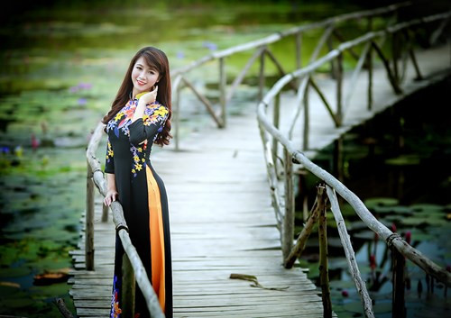 Thiếu nữ Hà thành duyên dáng với tà áo dài ảnh 2 Thiếu nữ Hà thành duyên dáng với tà áo dài - ảnh 1