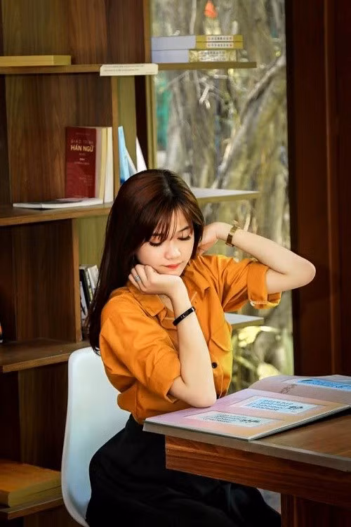 "Hãy cứ theo đuổi ước mơ của mình dù khó khăn, gian khổ đến đâu, kể cả khi thành quả chúng ta nhận được chẳng hề tương xứng với những gì đã bỏ ra đi chăng nữa thì cũng đừng bỏ cuộc mà phải luôn tiến về phía trước, bởi vì “Khi bạn quyết chí muốn điều gì thì toàn vũ trụ sẽ chung sức để bạn đạt được điều ấy.” cô nữ sinh chia sẻ.