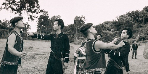 Cũng như Mị, A Phủ là nạn nhân của chế độ độc tài phong kiến miền Núi