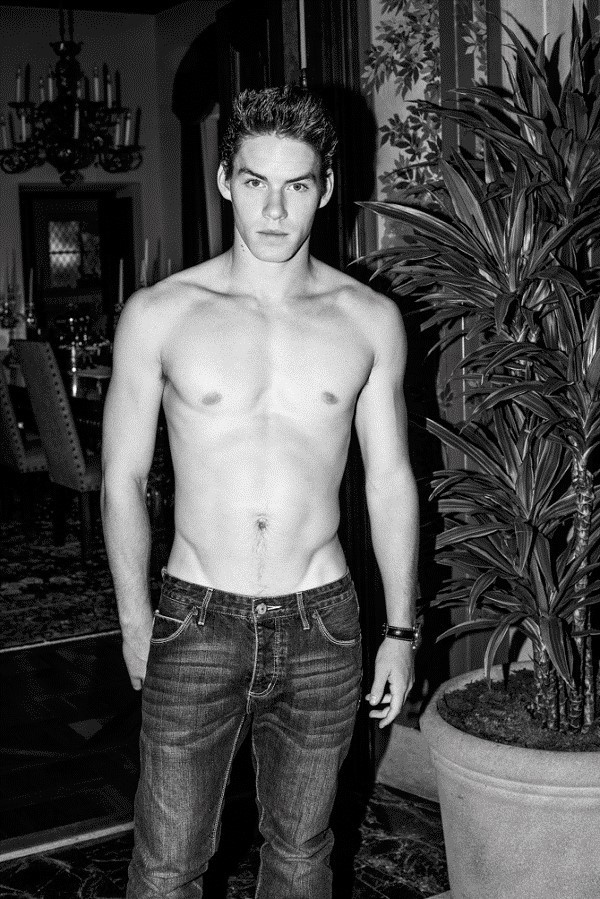 Chau cuu Tong thong Bill Clinton tro thanh hot boy tren mang hinh anh 6