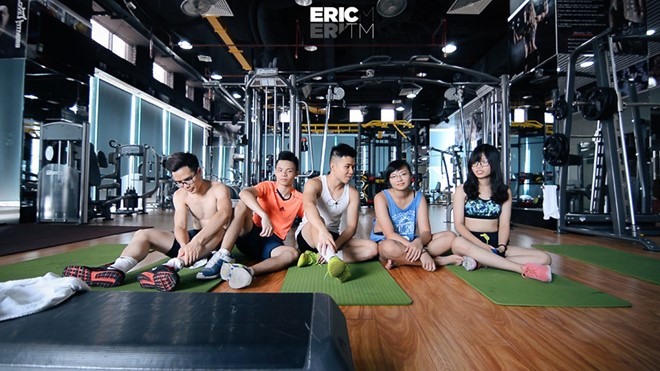 Giang cùng các bạn ở phòng gym. Chang trai du hoc Anh, My ve nuoc day the hinh hinh anh 3