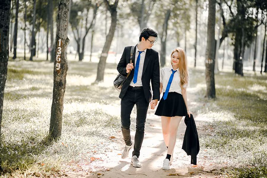 Cặp đôi yêu xa nổi tiếng trên mạng xã hội Như Thơ - Nino. Họ từng được ví là cặp đôi đũa lệch vì chiều cao chênh lệch. Nino cao 1,9m còn Như Thơ chỉ cao 1,6m