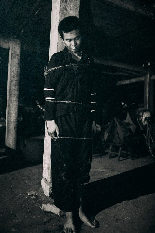 Bản năng ham thích săn bắn đã đẩy A Phủ tới hiện thực phũ phàng "Bị trói đứng"