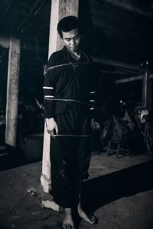 Bản năng ham thích săn bắn đã đẩy A Phủ tới hiện thực phũ phàng "Bị trói đứng"