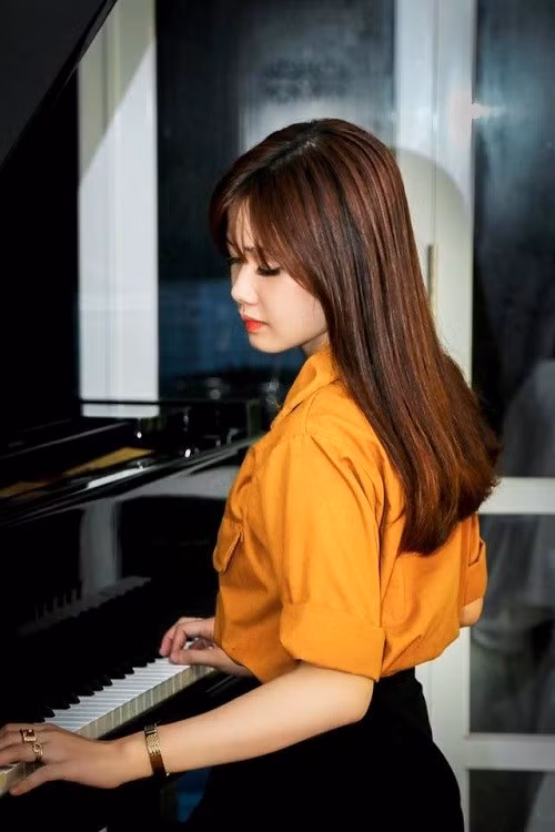 Dù vậy Minh Anh vẫn rất xinh đẹp và nổi bật.