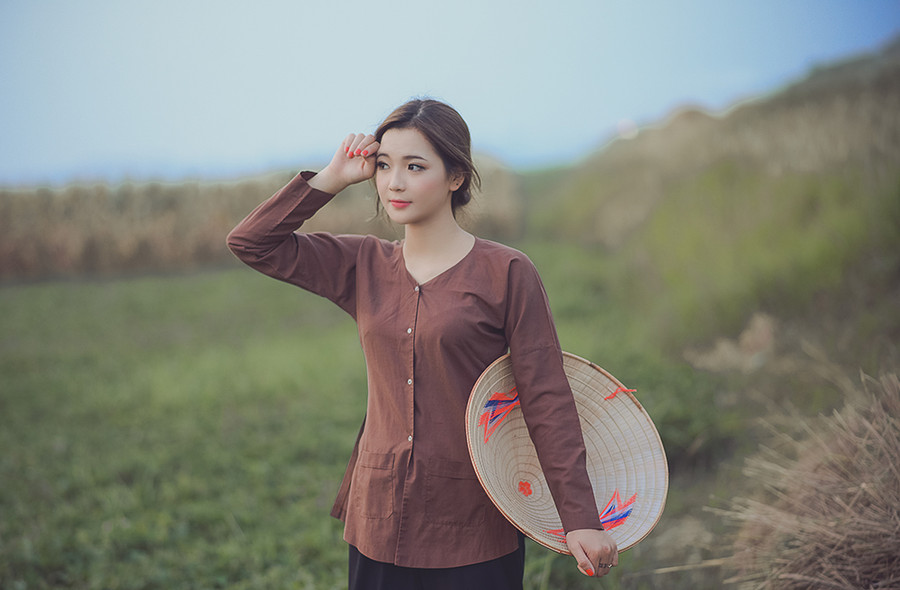 “Hot girl dân tộc” hóa thân thành người con gái nông thôn xinh đẹp ảnh 9 Sở thích của Hương là chụp ảnh, đi du lịch, tham gia các hoạt động truyền thông sự kiện và kinh doanh, Thu Hương ước mơ sau này được trở thành doanh nhân thành đạt.
