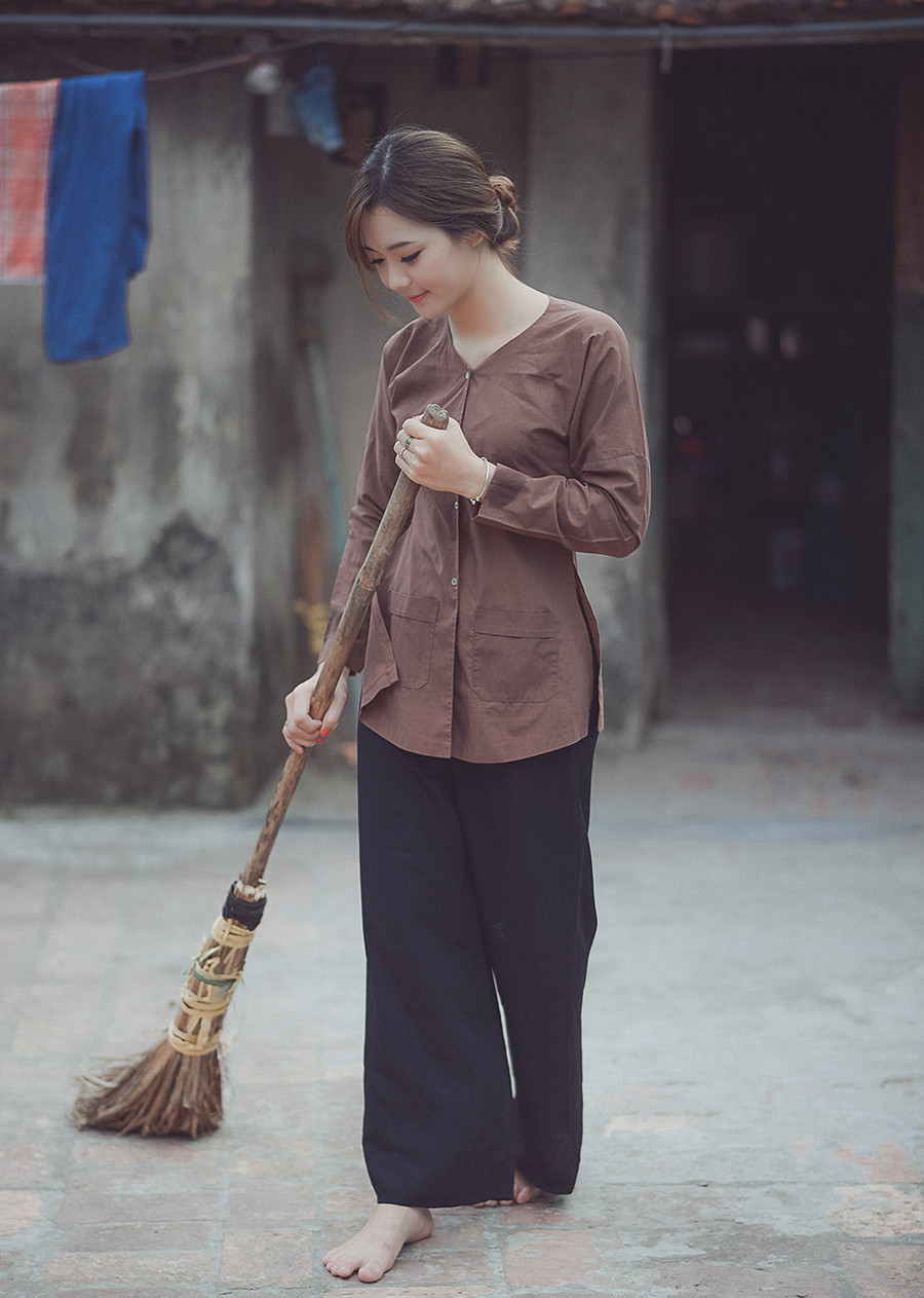 “Hot girl dân tộc” hóa thân thành người con gái nông thôn xinh đẹp ảnh 5 Hương chia sẻ rằng, cô chụp bộ ảnh này tại quê nhà Hưng Yên - nơi cô sinh ra và lớn lên. Những khung cảnh được chọn để chụp ảnh đã từng quen thuộc với cuộc sống của cô.