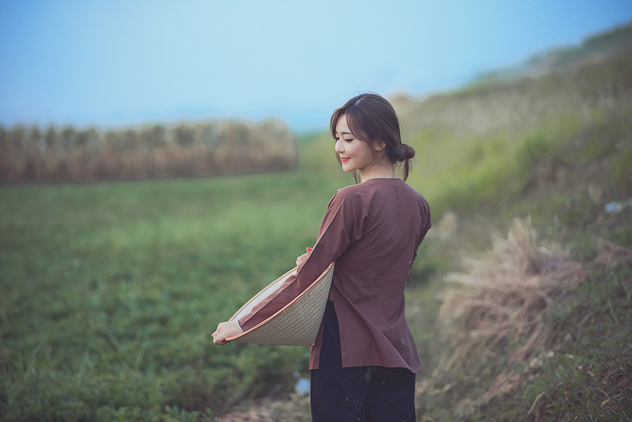 “Hot girl dân tộc” hóa thân thành người con gái nông thôn xinh đẹp ảnh 11 Thu Hương đã làm toát lên vẻ đẹp đằm thắm, dịu hiền và tính cách đảm đang của người con gái nông thôn miền Bắc trong bộ ảnh này.