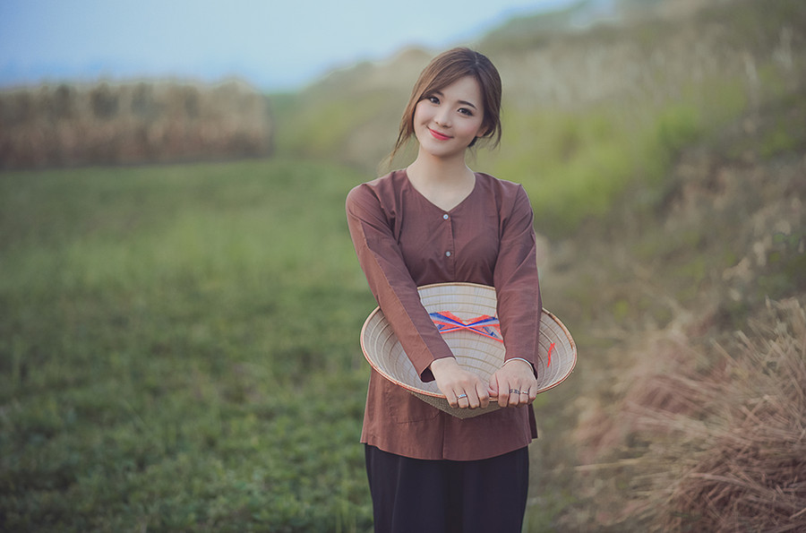 “Hot girl dân tộc” hóa thân thành người con gái nông thôn xinh đẹp ảnh 10 Từ nhỏ, cô nàng đã có sở trường đặc biệt đối với văn học, nhiều năm liền đạt giải học sinh giỏi văn. Chính vì vậy mà cô nàng đã lựa chọn khoa Văn hóa học của trường ĐH Văn hóa để theo học và cô nàng cũng vừa ra trường với tấm bằng loại ưu.