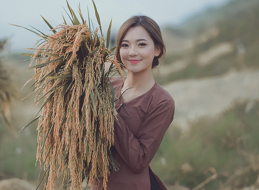 “Hot girl dân tộc” hóa thân thành người con gái nông thôn xinh đẹp ảnh 2 Nhân vật chính trong bộ ảnh không phải ai xa lạ mà chính là Thu Hương - hot girl dân tộc từng nổi tiếng trên mạng.