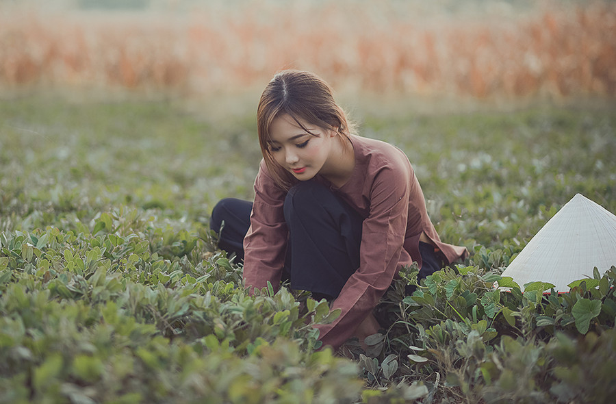 “Hot girl dân tộc” hóa thân thành người con gái nông thôn xinh đẹp ảnh 8 Trước đây, Thu Hương đã từng nổi tiếng trên mạng xã hội với nick-name hot girl dân tộc sau khi các diễn đàn đăng tải hình ảnh cô mặc trang phục của dân tộc thiểu số miền núi phía Bắc.