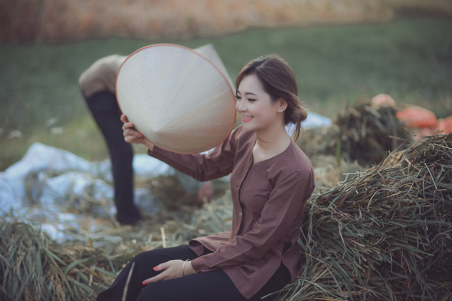 “Hot girl dân tộc” hóa thân thành người con gái nông thôn xinh đẹp ảnh 3 Hương sinh năm 1993, là cựu sinh viên ĐH Văn hóa Hà Nội.