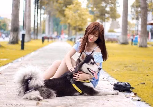 Đặc biệt, cô nàng còn khiến nhiều người ngưỡng mộ bởi bề dày thành tích học tập. Trong suốt 9 năm đạt học sinh giỏi và năm lớp 12 xếp thứ 2 về học tập trong lớp.