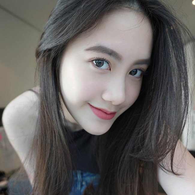 4 “hot girl lai” vừa giàu có, xinh đẹp lại học rất giỏi ảnh 3 Ngay từ khi còn tuổi teen, Mai Chi đã nổi tiếng khắp nước Lào bởi vẻ đẹp đúng chuẩn hot girl: mắt to, da trắng, gương mặt V-line.