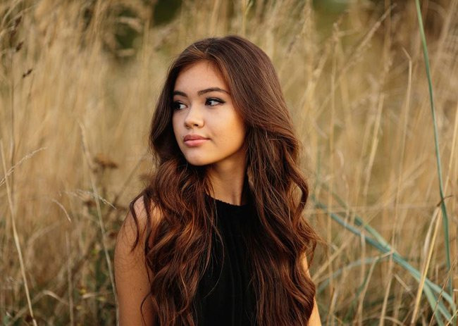 4 “hot girl lai” vừa giàu có, xinh đẹp lại học rất giỏi ảnh 15 Vivian sở hữu vẻ đẹp riêng biệt, vừa có nét đằm thắm Á đông vừa có vẻ sắc sảo, phóng khoáng của phương Tây.