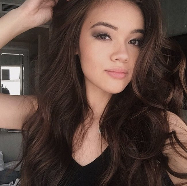 4 “hot girl lai” vừa giàu có, xinh đẹp lại học rất giỏi ảnh 18 Mái tóc dài bồng bềnh, cùng đôi mắt sắc sảo là điểm thu hút của Vivian.