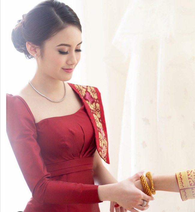 Phoiphailin Sivilay (sinh năm 1997), là hot girl gốc Việt.