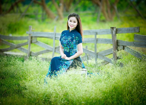 Thiếu nữ Hà thành duyên dáng với tà áo dài ảnh 4 Thiếu nữ Hà thành duyên dáng với tà áo dài - ảnh 3