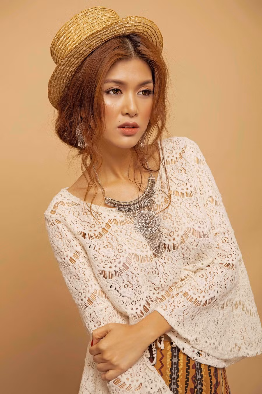 Cùng phụ kiện là bông tai cỡ lớn hay những bộ vòng tay với gam màu rực rỡ cùng với những đôi dép kẹp hay sandal đế thấp đều tạo nên phong cách bohemian.