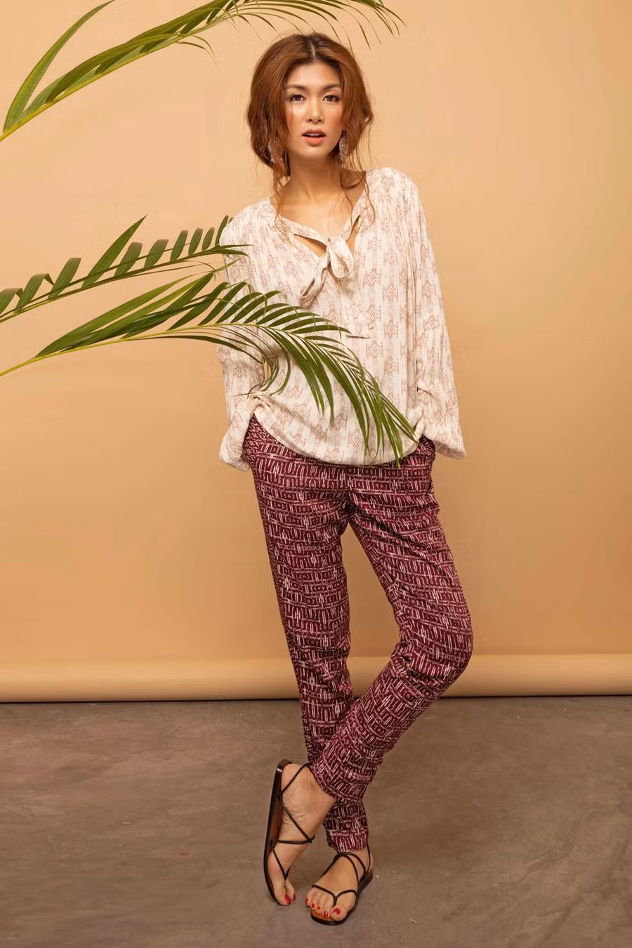 Cách đơn giản nhất để có một phong cách boho cực chuẩn mà không tốn kém là diện ngay cho mình một tâm hồn yêu thiên nhiên, tự tin, phóng khoáng và luôn sống hết mình mỗi ngày.