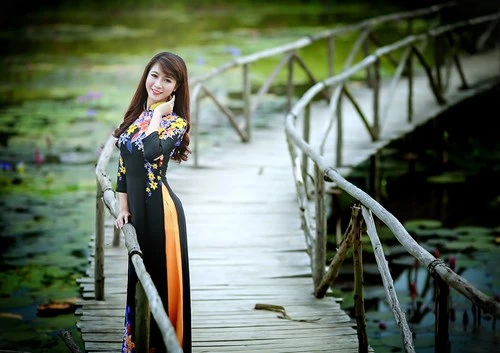 Thiếu nữ Hà thành duyên dáng với tà áo dài