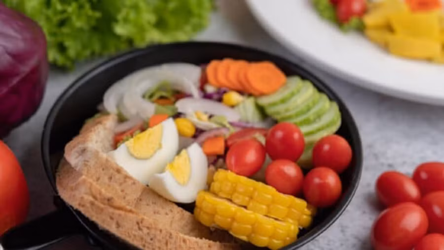 Cố gắng ăn một loại rau ít nhất 10 phút trước khi ăn thứ gì đó chứa nhiều carbohydrate. (Ảnh: ITN) Cố gắng ăn một loại rau ít nhất 10 phút trước khi ăn thứ gì đó chứa nhiều carbohydrate. (Ảnh: ITN)