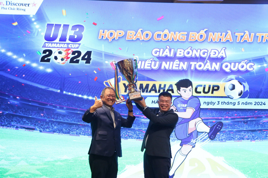 Đại diện Công ty Yamaha Moto Việt Nam trao chiếc cúp vô địch của giải cho Ban tổ chức giải đấu năm 2024.