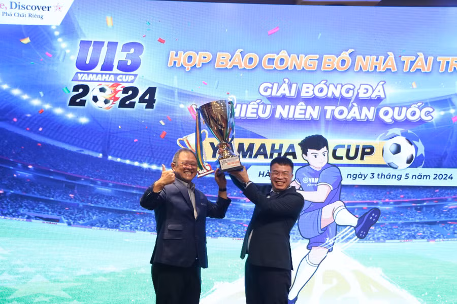 Đại diện Công ty Yamaha Moto Việt Nam trao chiếc cúp vô địch của giải cho Ban tổ chức giải đấu năm 2024.