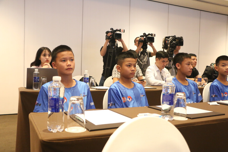 Các cầu thủ nhí đến từ đội bóng U13 CLB Thể công Viettel tham dự cuộc họp báo.