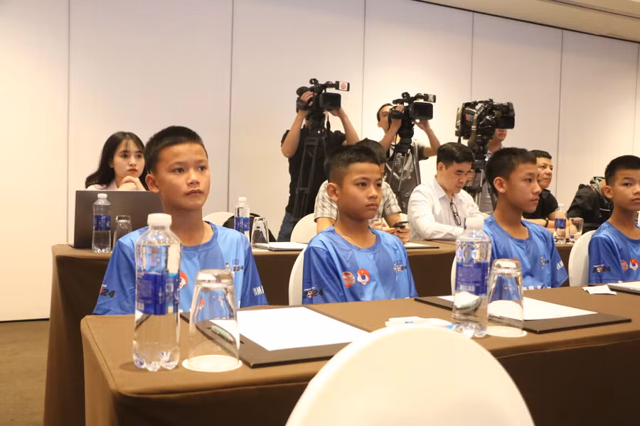 Các cầu thủ nhí đến từ đội bóng U13 CLB Thể công Viettel tham dự cuộc họp báo.