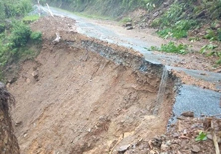 Mưa lũ gây sạt lở nhiều tuyến đường giao thông