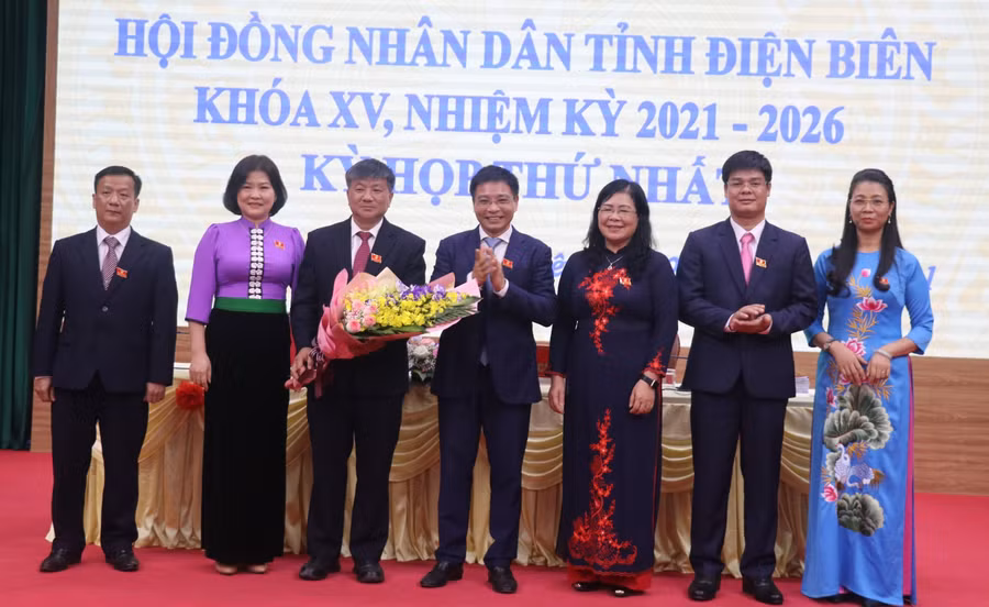 Ông Nguyễn Văn Thắng (đứng giữa), Bí thư Tỉnh ủy Điện Biên chúc mừng các đồng chí được tín nhiệm bầu chức danh chủ chốt HĐND tỉnh Điện Biên khóa XV.