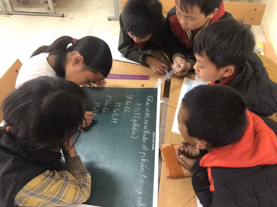 Một tiết học của học sinh tiểu học Sì Lở Lầu, Phong Thổ, Lai Châu.