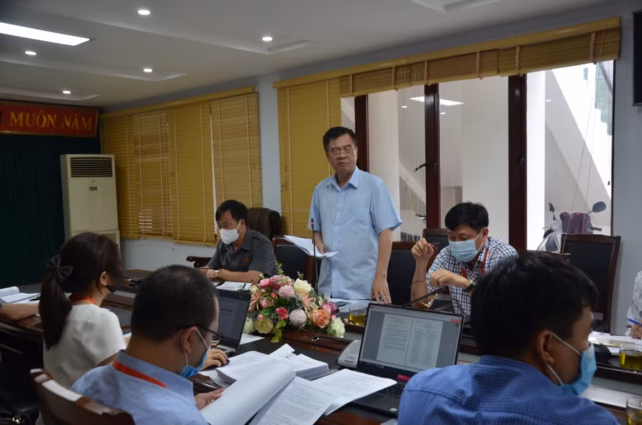 Ông Nguyễn Văn Kiên (đứng giữa) phát biểu tại buổi làm việc