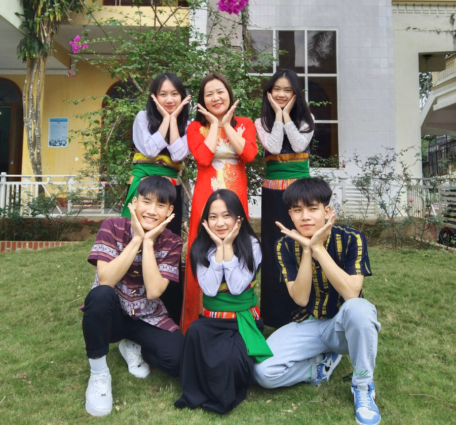 Bùi Thị Thu Thảo (ngoài cùng bên trái) cùng cô giáo Nguyễn Thị Nhạn (áo đỏ) - phụ trách đội tuyển Địa thi học sinh giỏi. Ảnh: LT. Bùi Thị Thu Thảo (ngoài cùng bên trái) cùng cô giáo Nguyễn Thị Nhạn (áo đỏ) - phụ trách đội tuyển Địa thi học sinh giỏi. Ảnh: LT.