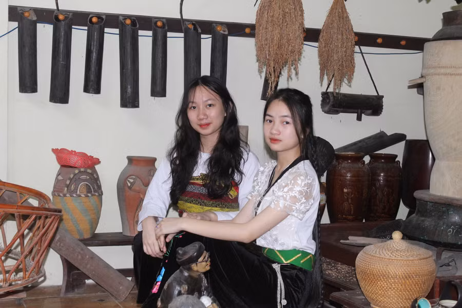 Thu Thảo (bìa trái) và bạn học cùng lớp Hà Vũ Thảo Linh. Cả hai đều đoạt giải tại kỳ thi học sinh giỏi cấp tỉnh, năm học 2022-2023. Ảnh: LT.