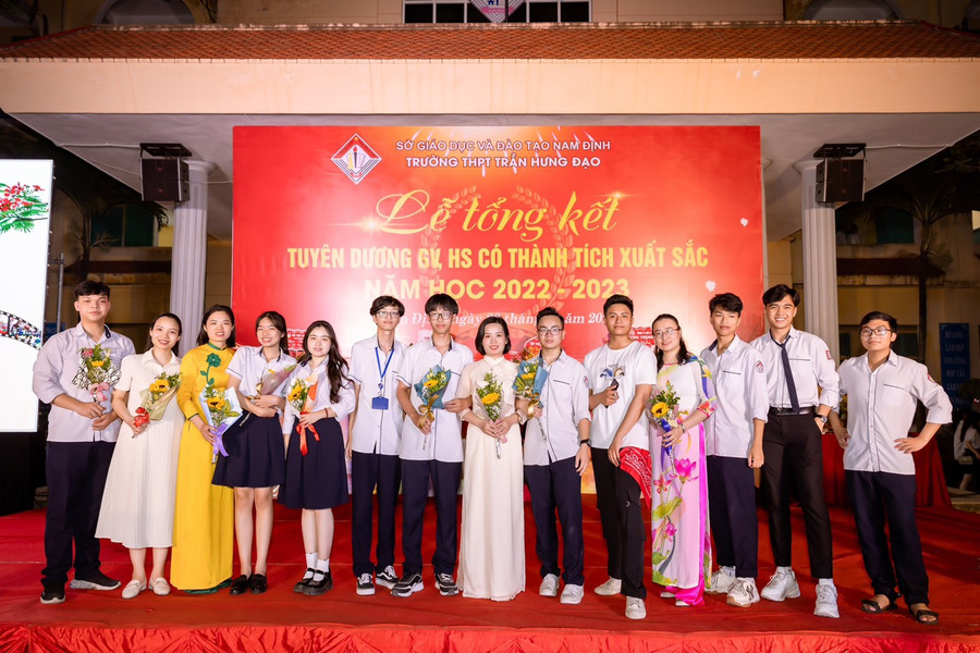 Trần Đình Đức có kết quả học tập, rèn luyện ấn tượng và năng nổ trong phong trào Đoàn của trường lớp nên được thầy cô, bạn bè quý mến. Ảnh: NTCC. Trần Đình Đức có kết quả học tập, rèn luyện ấn tượng và năng nổ trong phong trào Đoàn của trường lớp nên được thầy cô, bạn bè quý mến. Ảnh: NTCC.