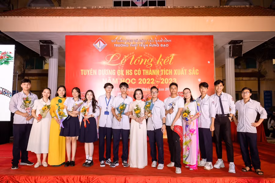 Trần Đình Đức có kết quả học tập, rèn luyện ấn tượng và năng nổ trong phong trào Đoàn của trường lớp nên được thầy cô, bạn bè quý mến. Ảnh: NTCC.