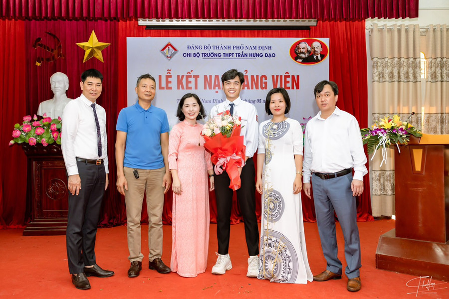 Các thầy cô và phụ huynh cùng chúc mừng tân Đảng viên trẻ Trần Đình Đức. Ảnh: NTCC. Các thầy cô và phụ huynh cùng chúc mừng tân Đảng viên trẻ Trần Đình Đức. Ảnh: NTCC.