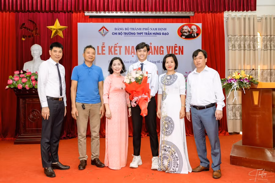 Các thầy cô và phụ huynh cùng chúc mừng tân Đảng viên trẻ Trần Đình Đức. Ảnh: NTCC.