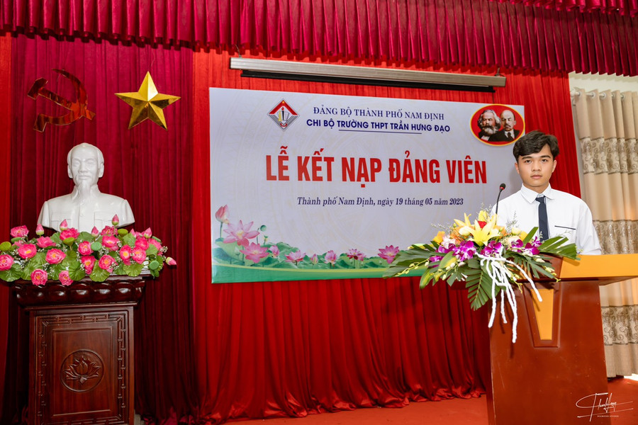 Đã nhiều năm nay, Trần Đình Đức là học sinh phổ thông được vinh dự kết nạp Đảng. Ảnh: NTCC. Đã nhiều năm nay, Trần Đình Đức là học sinh phổ thông được vinh dự kết nạp Đảng. Ảnh: NTCC.