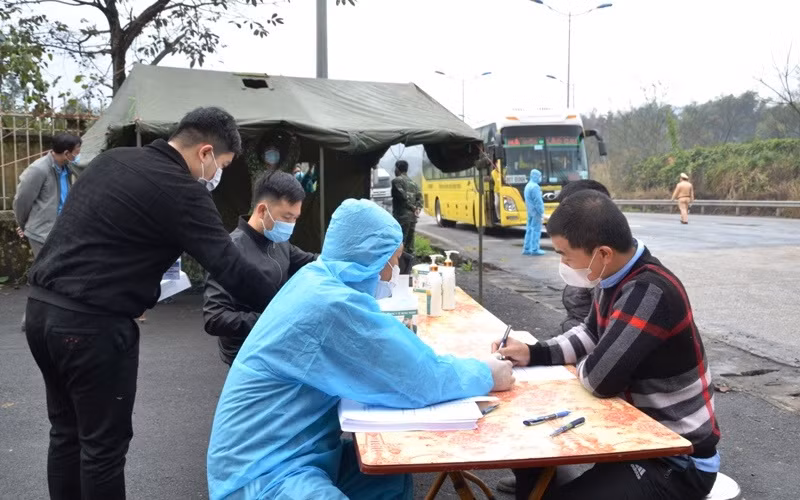 Tổ chức kiểm tra y tế tại các chốt kiểm soát.