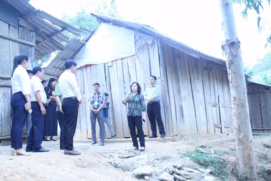 Thứ trưởng Ngô Thị Minh (thứ 2 bên phải) cùng đoàn công tác của Bộ GD&amp;ĐT khảo sát nhu cầu thực tế tại trường Tiểu học Xam Măn, xã Keo Lôm, huyện Điện Biên Đông