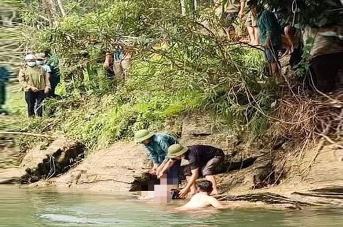 Lực lượng chức năng trục vớt thi thể nạn nhân