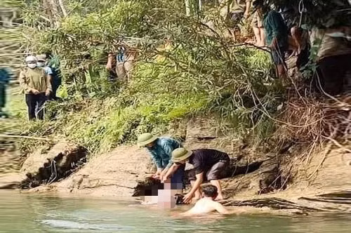 Lực lượng chức năng trục vớt thi thể nạn nhân