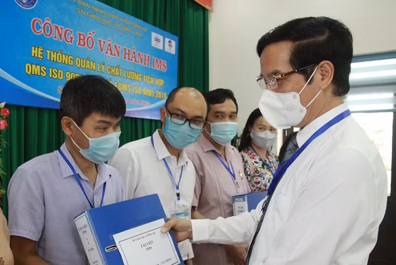 Trao tài liệu cho các đơn vị